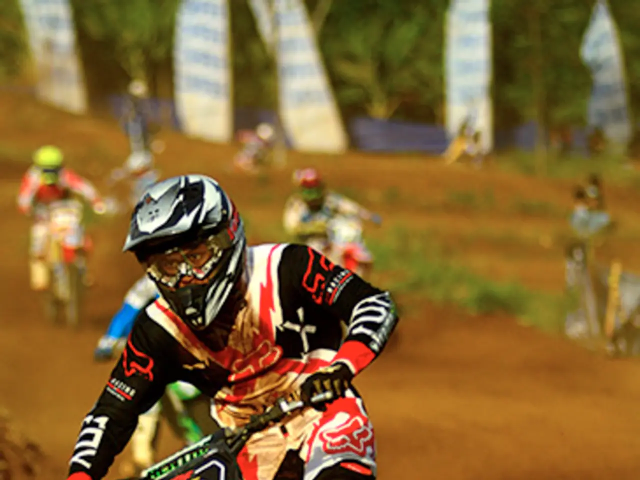 Motorcycle crash leaves two riders hurt in Kleve area