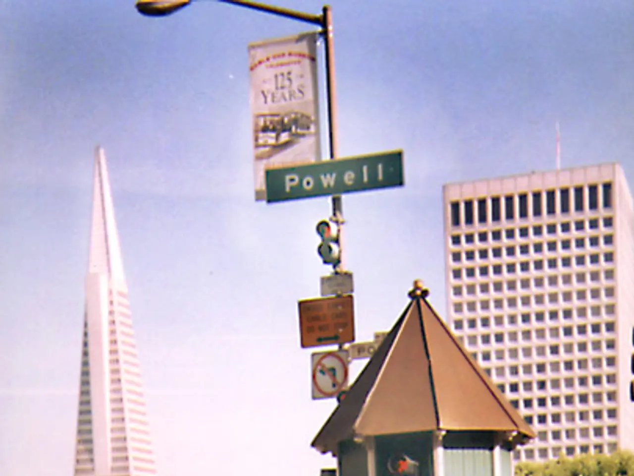 Crowd's Excitement - LöschKids Heinsberg's Visit to Olpe's District Headquarters Sparks Energy