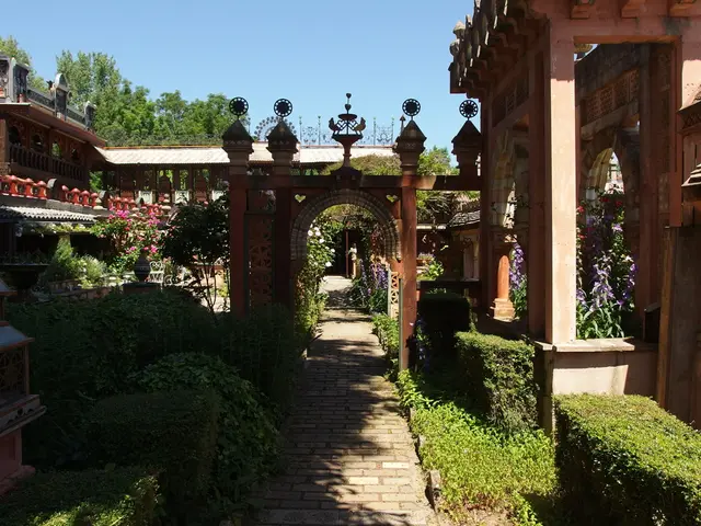 Vibrant Flower Arrangement Ideas for Delightful Flower Beds and Pots