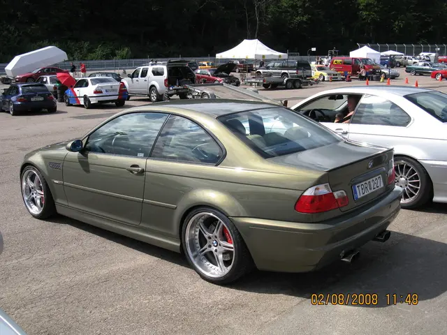 Outdoor Awning Showdown: Retractable vs. Fixed - Discovering the Victor