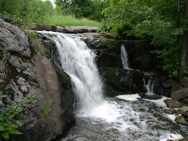 Guide to Waterfall Painting Techniques