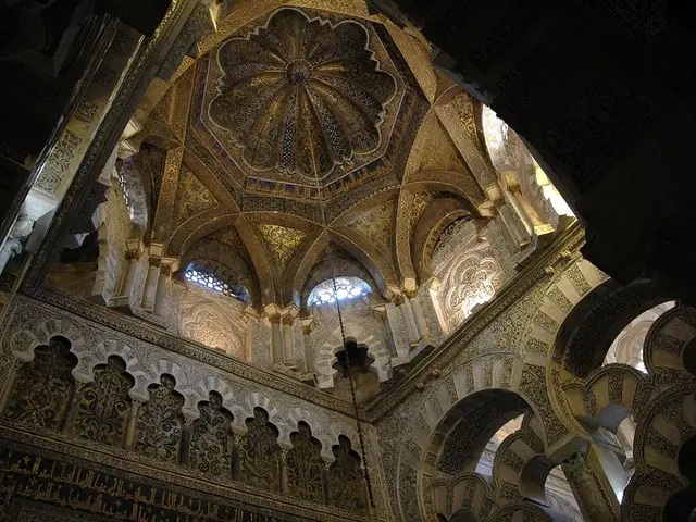 Bremen artist's expansive mural embellishes residential exterior in Peterswerder