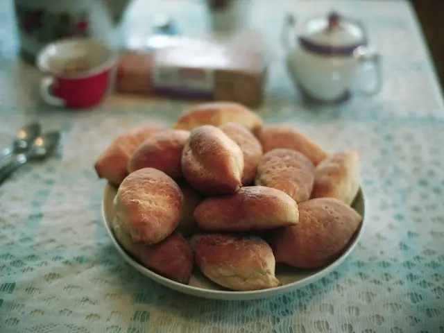 Discard Clutter: 5 Items Over 30-year-olds Ought to Eliminate from Their Kitchens, Suggest Pro...