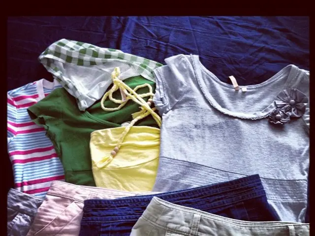 Fashion Dilemma: Struggling to Find the Right Look for a Basic Clothing Item