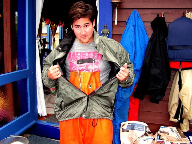 Simplified and sleek attire: sweatshirt and jeans with a touch of minimalist chic