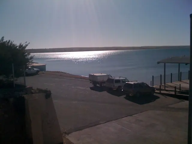 Assistance on a swelteringly hot bus - Lack of Funds for Hydration