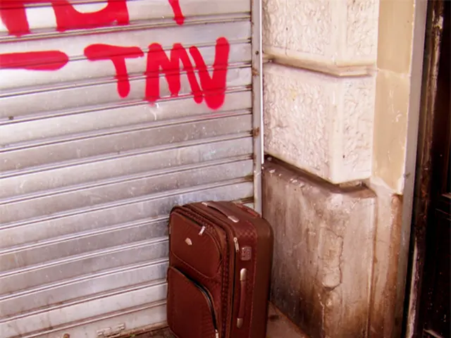 Luggage manufacturer unveils a captivating new hue, reigniting vacation desires within me.